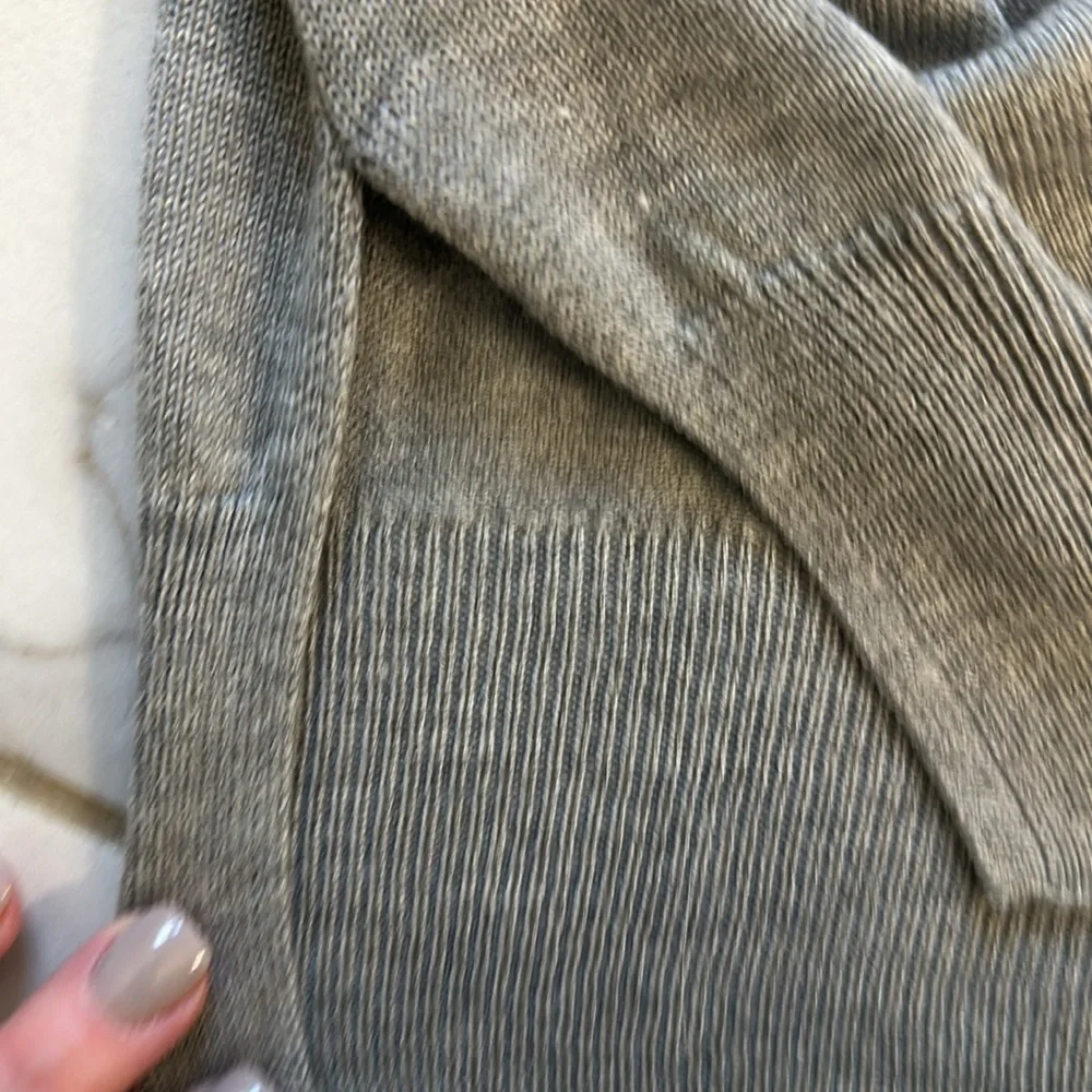 Kut from the Kloth lightweight VNeck sweater - Picture 6 of 7
